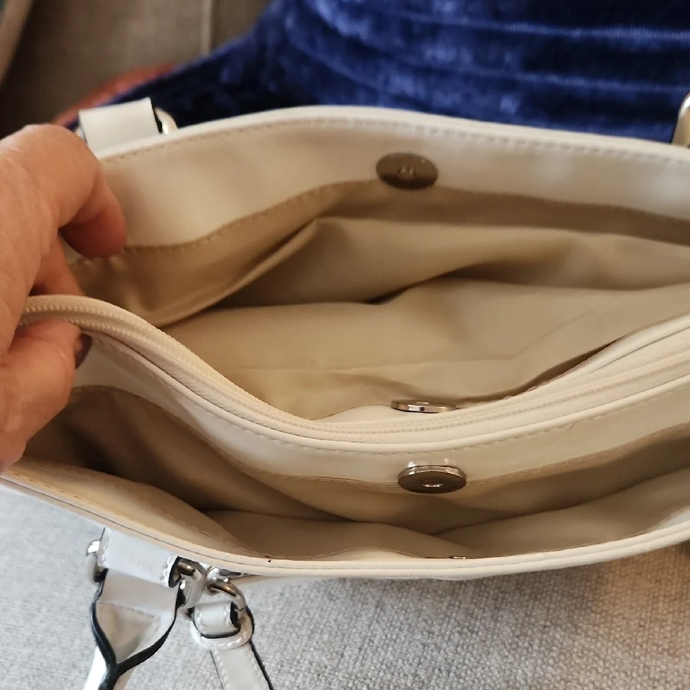 Giani Bernini White Leather Shoulder Tote - Picture 6 of 9